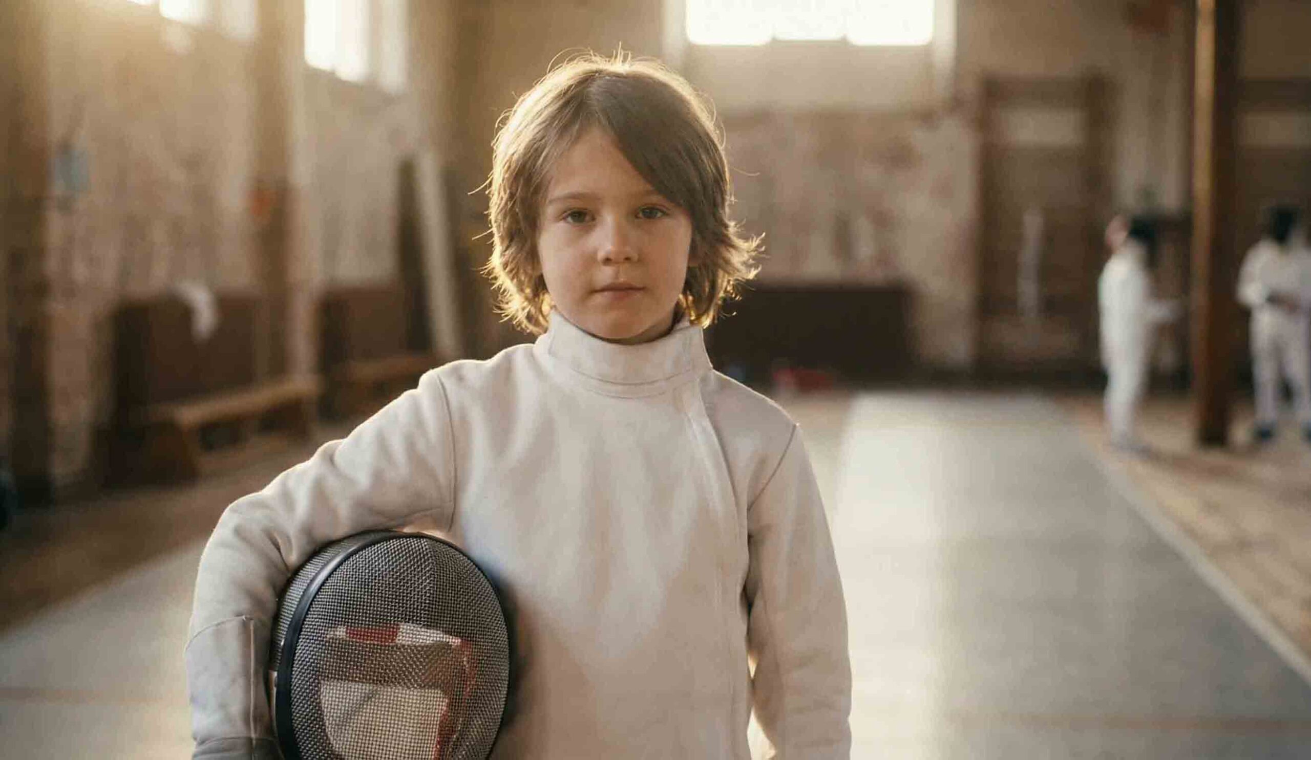 Niños practicando esgrima con confianza y enfoque