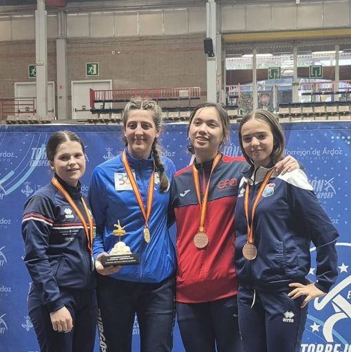 Elena Quintano Mayor conquista la medalla de bronce en espada femenina individual en el Campeonato de España M15